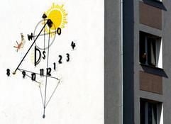 In der Nacht zum Sonntag wird dieZeit wie an keinem anderen Tag im Jahr wie im Fluge vergehen. UmPunkt 1.59 Uhr wird vom Sender DCF 77 in Mainflingen bei Frankfurtdas Signal für die Sommerzeit ausgestrahlt. (Foto: dpa)
