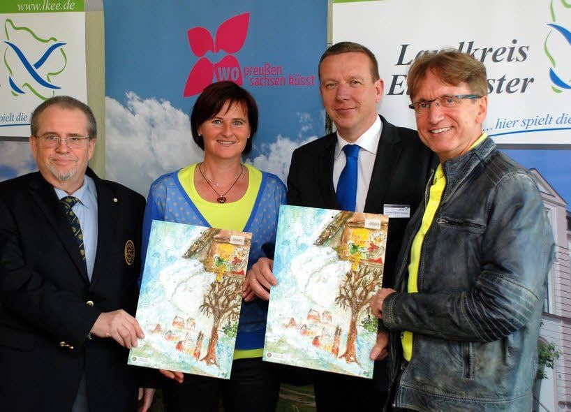 Detlev Leissner (l.) und Horst Liepe (r.) vom Rotary Club Herzberg überreichten die ersten Exemplare des Adventskalenders an die Herzberger Laienkünstlerin Gabi Lang und Landrat Christian Heinrich-Jaschinski.