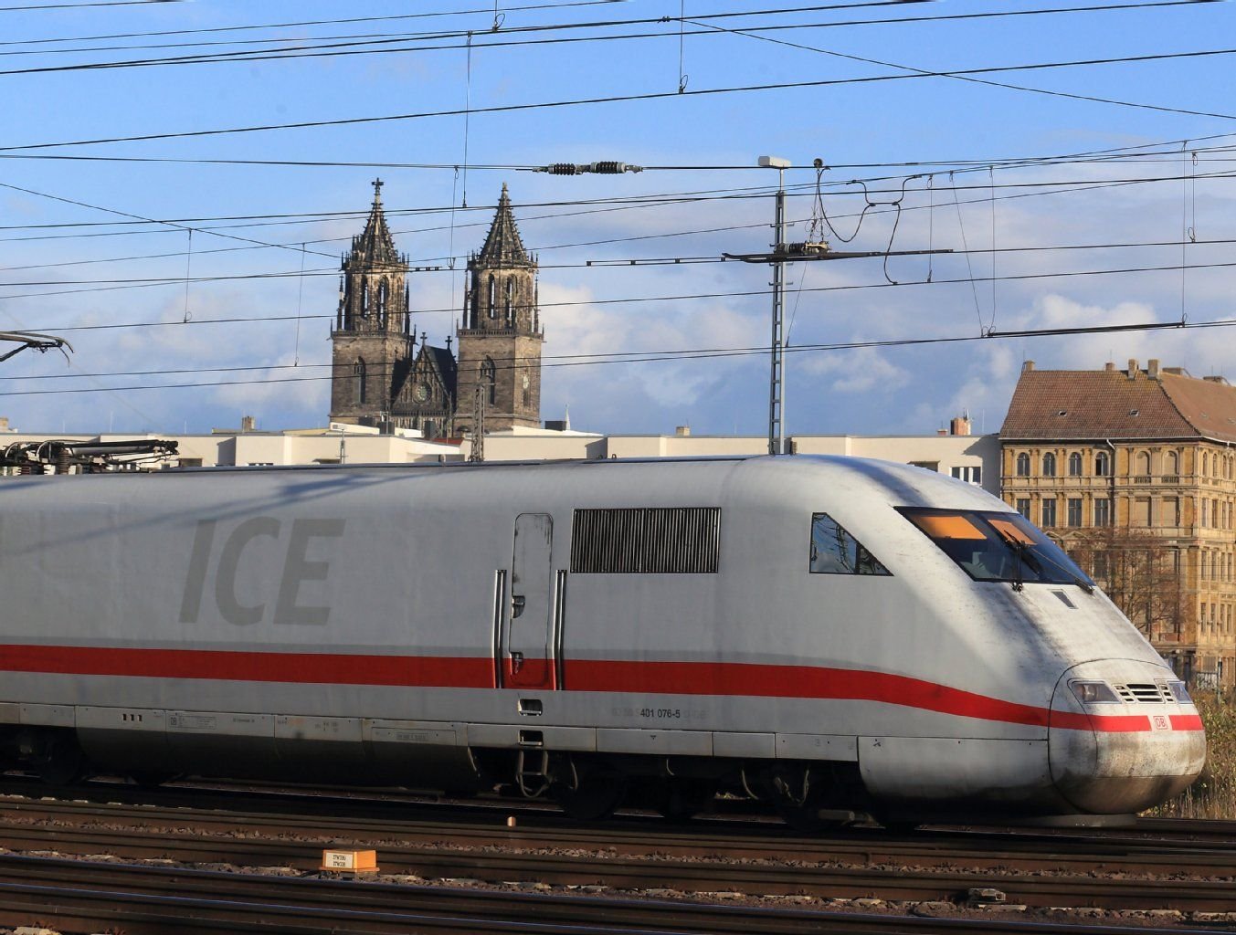Ein Intercity Express (ICE) verlässt die Stadt Magdeburg (Sachsen-Anhalt).