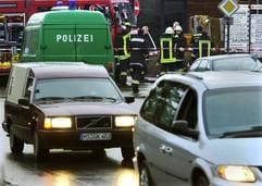 Zwei Leichenwagen verlassen am Mittwoch (29.01.2003) den Parkplatz eines Fitness-Studio im westfälischen Telgte, auf dem in der Nacht auf drei Frauen geschossen wurden war. (Foto: dpa)