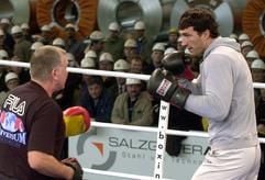 Der Profiboxer Wladimir Klitschko (r) trainert mit seinem Trainer Fritz Sdunek (l) am Mittwoch (05.03.2003) in einer Werkhalle der Salzgitter AG in Salzgitter-Watenstedt unter Beobachtung von Stahlwerkern. Klitschko tritt am kommenden Samstag (08.03.2003) in der Preussag-Arena in Hannover in einem Weltmeisterschaftskampf im Schwergewicht gegen den Südafrikaner Corrie Sanders an. (Foto: dpa)