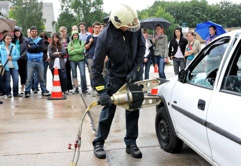 Medizinstudenten im 10. Semester der Universität Halle proben mit Feuerwehrleuten für ihren Einsatz als Notärzte. (FOTO: MÖBIUS)