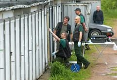 Spezialkräfte der Spurensicherung des Landeskriminalamtes arbeiten am Donnerstag (18.05.2006) in Magdeburg nach einer Schießerei am Tatort in einem Garagenkomplex. (Foto: dpa)