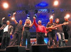 Die Akteure von "Bridges to the Classics" verbeugen sich vor dem Publikum.