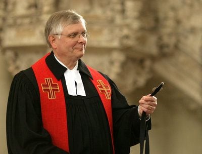 Der Bischof der Evangelischen Kirche in Mitteldeutschland, Axel Noack, gibt beim Festgottesdienst im Dom «Sankt Katharina und Sankt Mauritius» in Magdeburg sein Amtskreuz ab. (FOTO: DPA)
