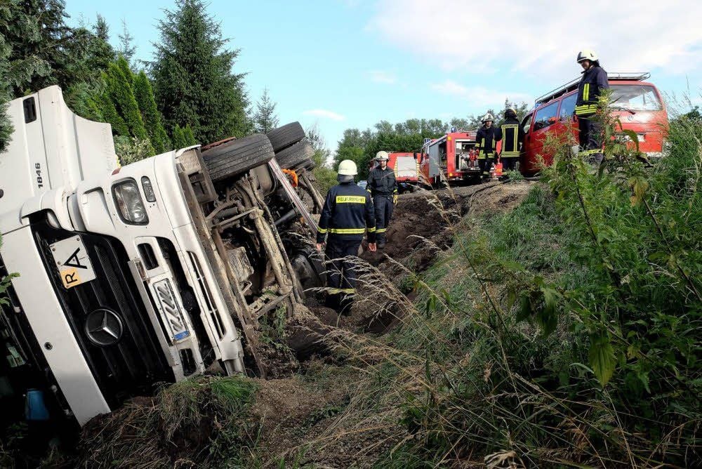 An der B 91 nahe Deuben ist Mittwochabend ein Laster verunglückt.