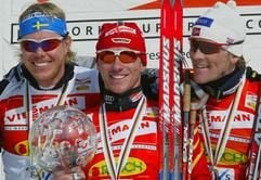 Die Siegerehrung am Sonntag, 14. März 2004 in Sestriere (Nord-Italien) nach dem Männer Cross Country World Cup Rennen. Von links: Der Schwede Mathias Fredriksson, der Deutsche Rene Sommerfeldt, der den Gesamtwelcup und die Langdistance gewonnen hat und der drittplatzierte Norweger Jens Arne Svardetal. (Foto: dpa)