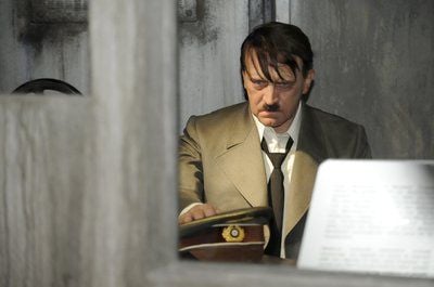 Die umstrittene Wachsfigur von Adolf Hitler bei Madame Tussauds in Berlin. Nach Sichtung der Patientenakte des NS-Führers können einige Vermutungen über den Zustand seines Gebisses angestellt werden. (FOTO: DPA)