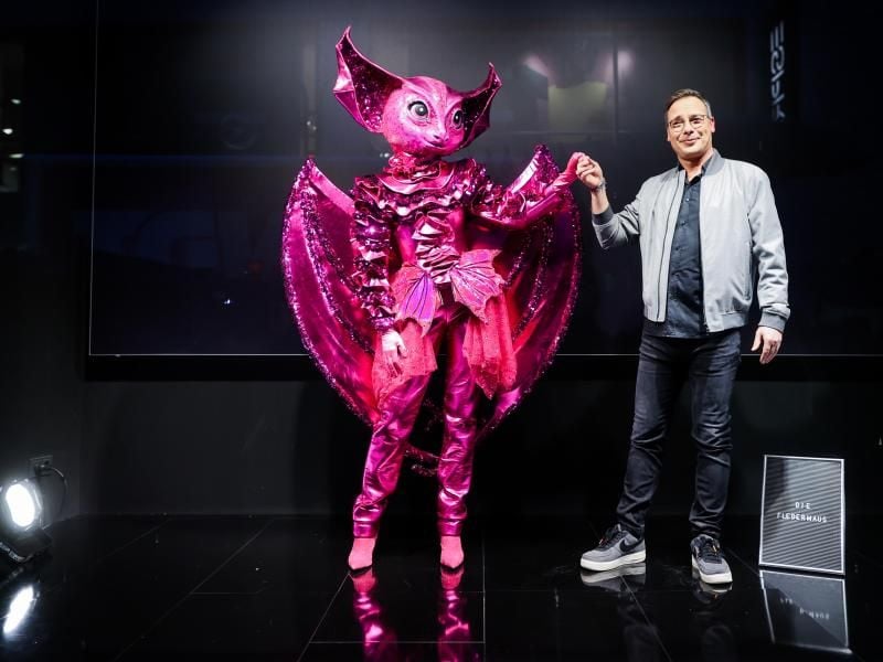 Moderator Matthias Opdenhövel mit der „Fledermaus”. Foto: Rolf Vennenbernd/dpa