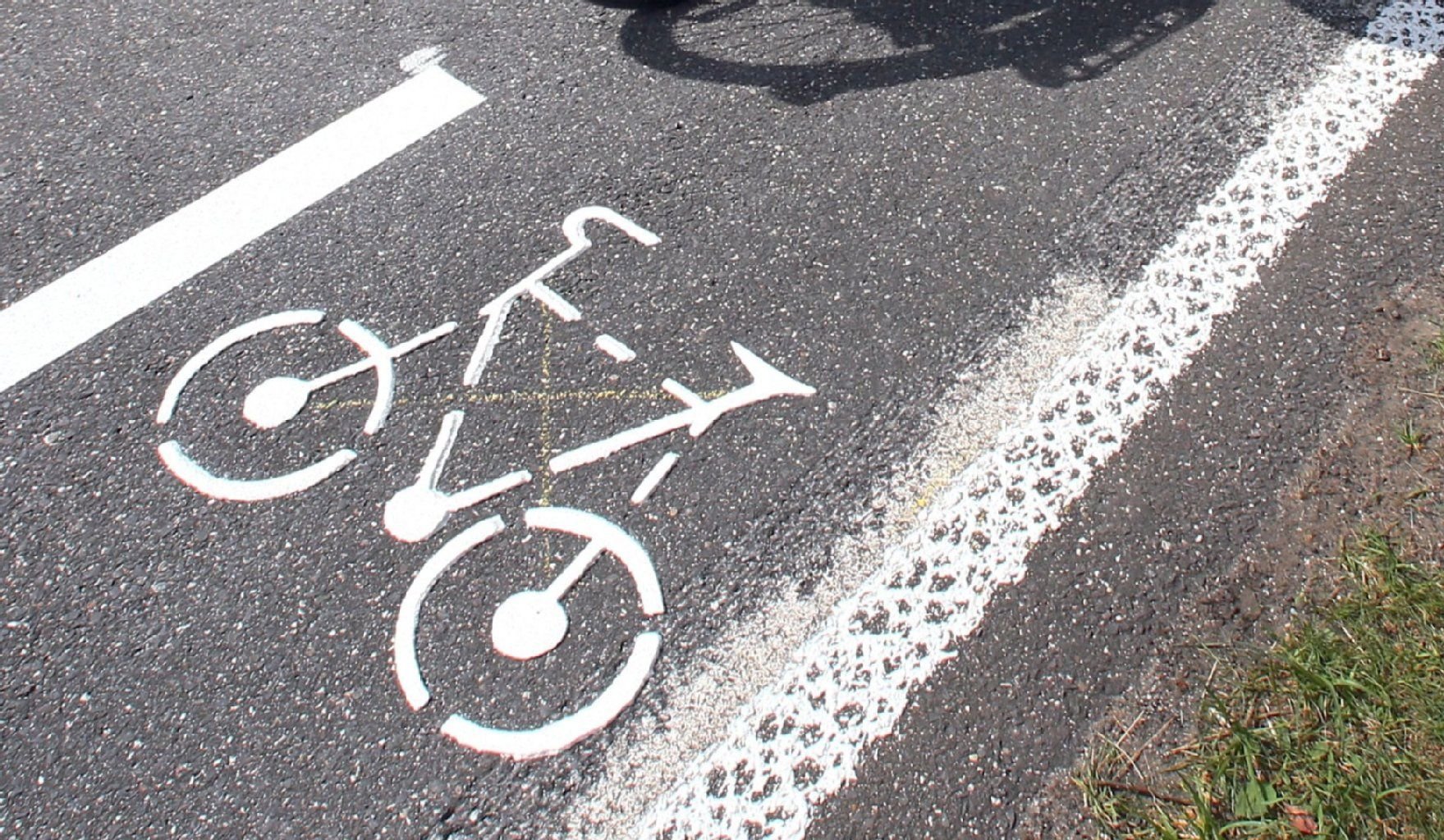 Aufgezeichneter Fahrradstreifen auf einer Asphaltstraße.