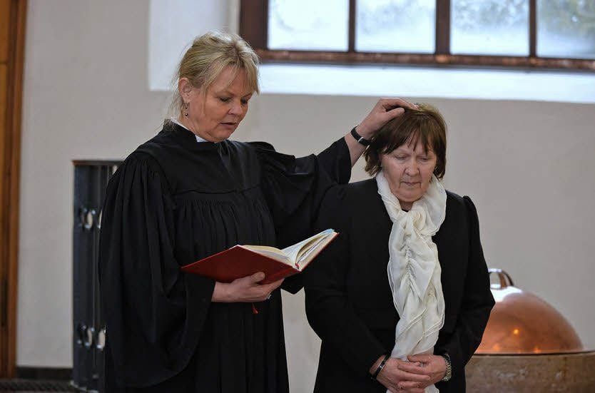 Oberkirchenrätin Ramona Eva Möbius verabschiedet Barbara Schulz (r.) während eines Gottesdienstes.