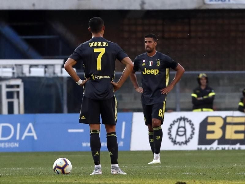 Sami Khedira (r) hat seinen Vertrag bei Juventus Turin bis 2021 verlängert. Foto: Antonio Calanni/AP