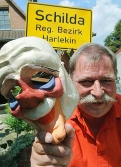 Eine Clownmaske hält der Unternehmer und Leiter des Lachmuseums "Harlekinäum" in Wiesbaden-Erbenheim, Michael Berger. (Foto: dpa)