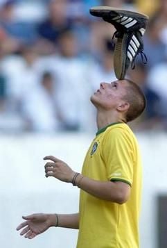 Zur Not tut´s auch ein Fußballschuh. (Foto: dpa)