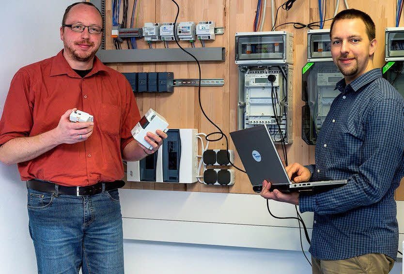 Oliver Punk und André Lange arbeiten gemeinsam an den Messsystemen.