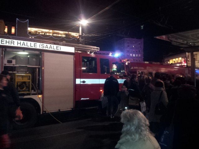 Auf dem Markt in Halle ist eine Fußgänger von einer Straßenbahn angefahren worden.