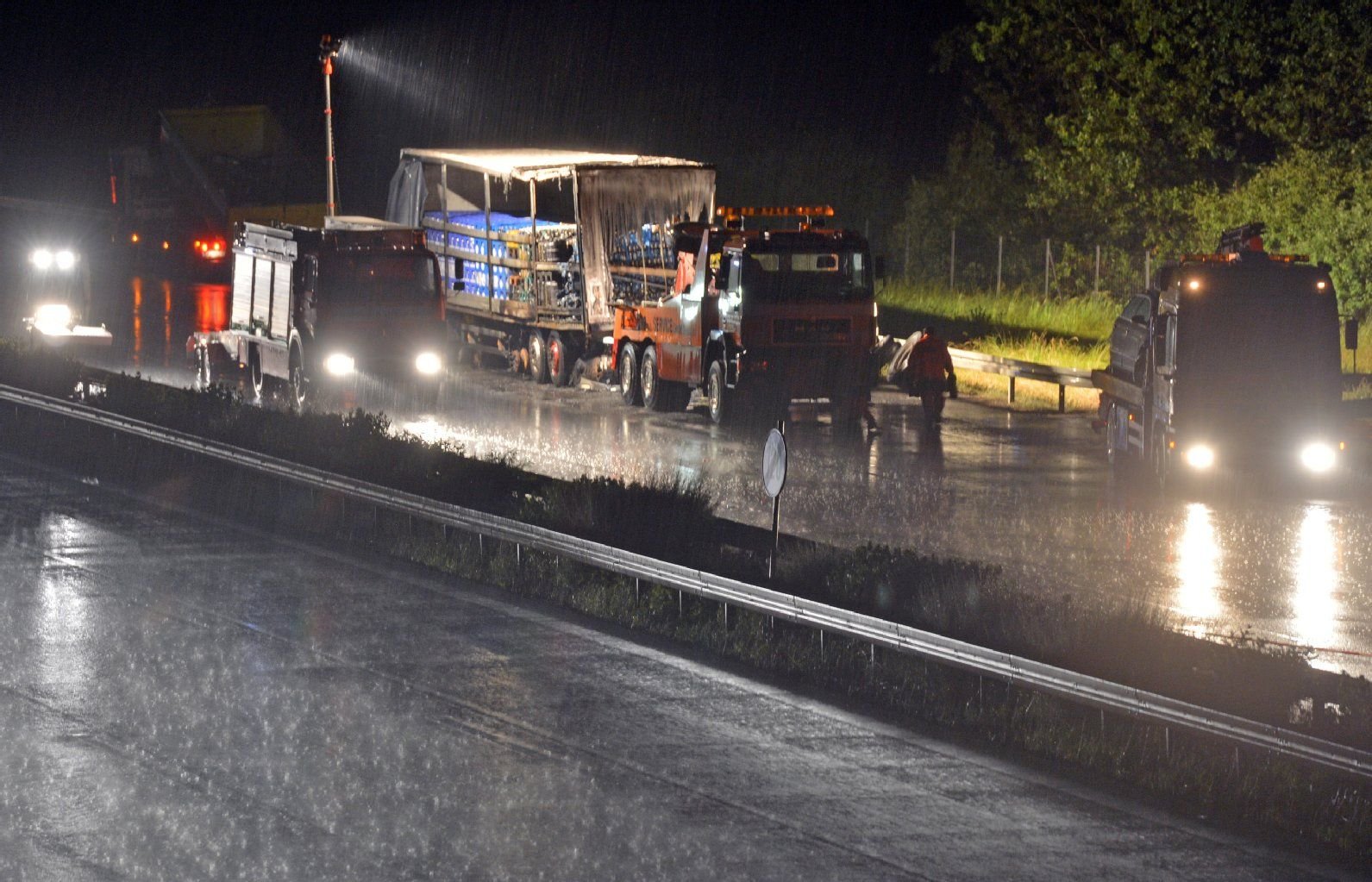 Aufräumarbeiten sind nach einem Unfall auf der Autobahn A9 bei Dessau Süd am 20. Juni 2013 voll im Gang. Vier Menschen sind bei dem schweren Unfall ums Leben gekommen.