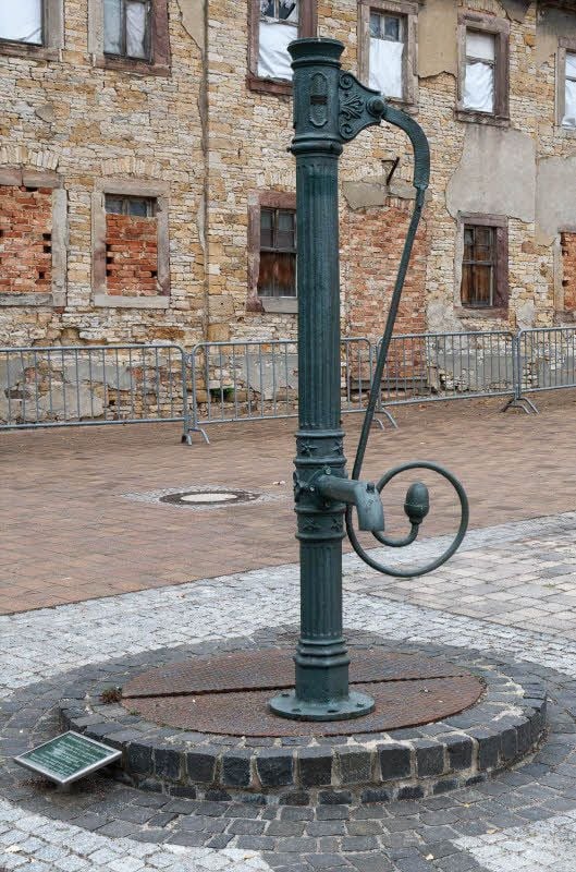 Die Pumpe auf dem Markt ist eine von zwei erhaltenen in Schafstädt.