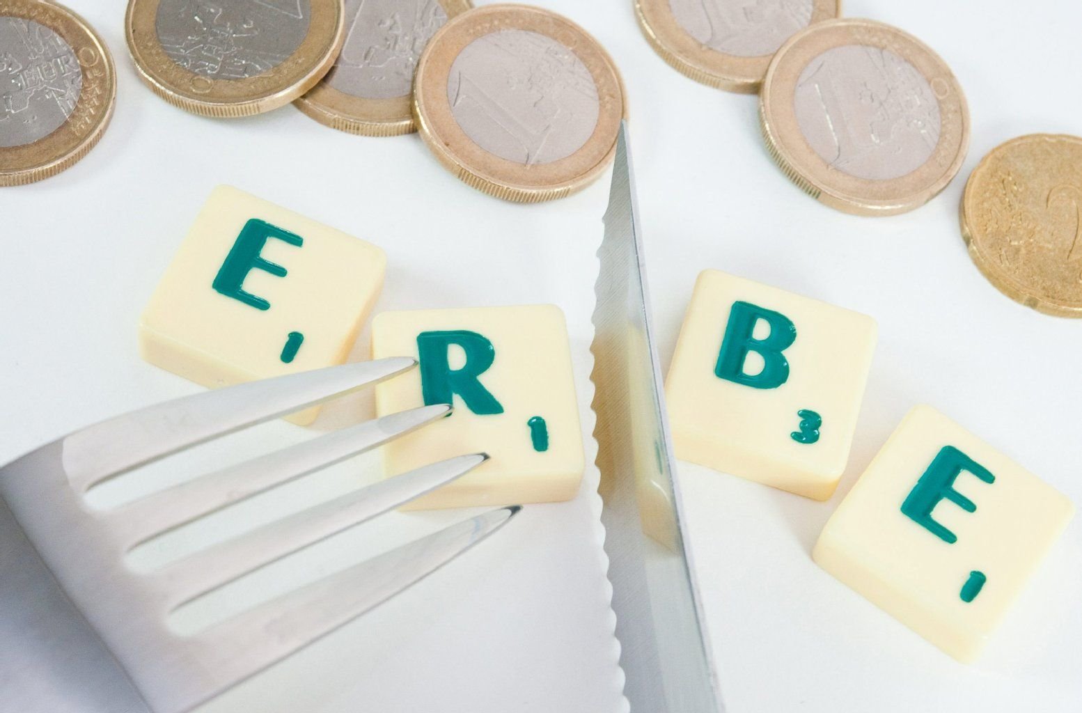 Streitigkeiten ums Erbe können eine Familie schnell spalten: Um das zu vermeiden, sollten Senioren ein eindeutiges Testament erstellen.