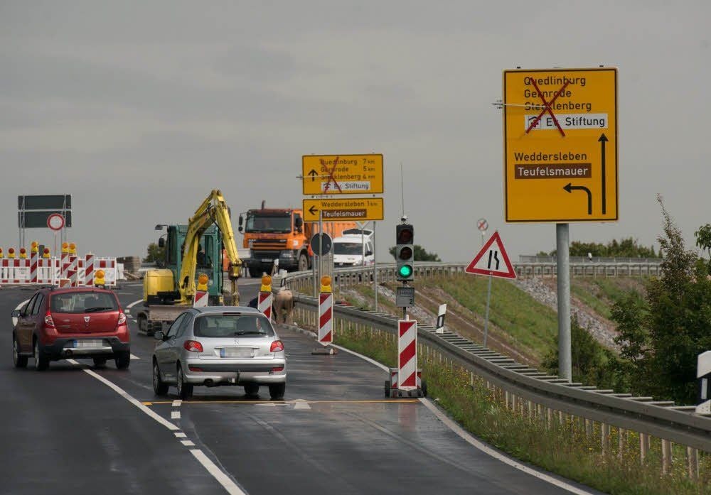 An der Ortsumfahrung Neinstedt finden umfangreiche Hangsicherungsarbeiten statt. Die Umleitung erfolgt innerörtlich.