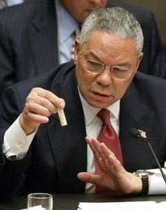 US-Außenminister Colin Powell präsentiert am 5.2.2003 vor dem Weltsicherheitsrat in New York ein Röhrchen mit weißem Pulver, das angeblich Antrax-Erreger enthält (Archivfoto). Mit Zurückhaltung hat der Weltsicherheitsrat den Irak-Bericht von Powell aufgenommen. Am 20. März 2003 griffen die USA und Großbritannien ohne UN-Mandat den Irak an. Nach dreiwöchigem Krieg war das Regime von Präsident Saddam Hussein gestürzt. Am 1. Mai erklärte US-Präsident George Bush die «größeren Kampfhandlungen» für beendet. Seitdem tobt ein Guerillakrieg gegen die Besatzer. Hauptgrund für den dritten Golfkrieg war die angebliche Bedrohung durch irakische Massenvernichtungswaffen. (Foto: dpa)