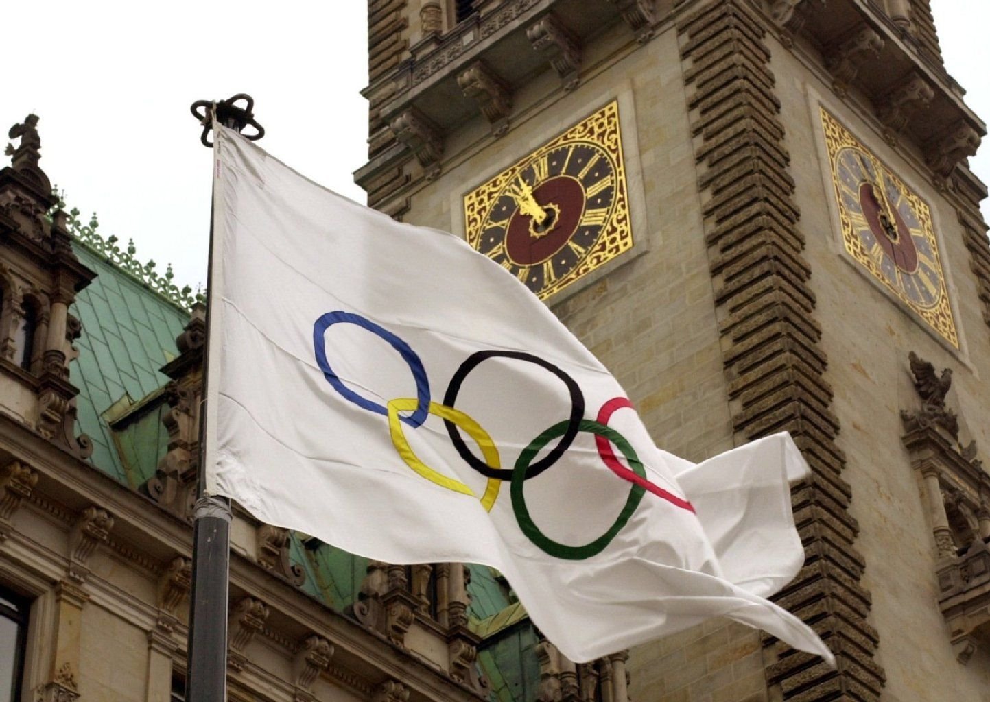 Die Olympische Flagge weht vor dem Hamburger Rathaus.