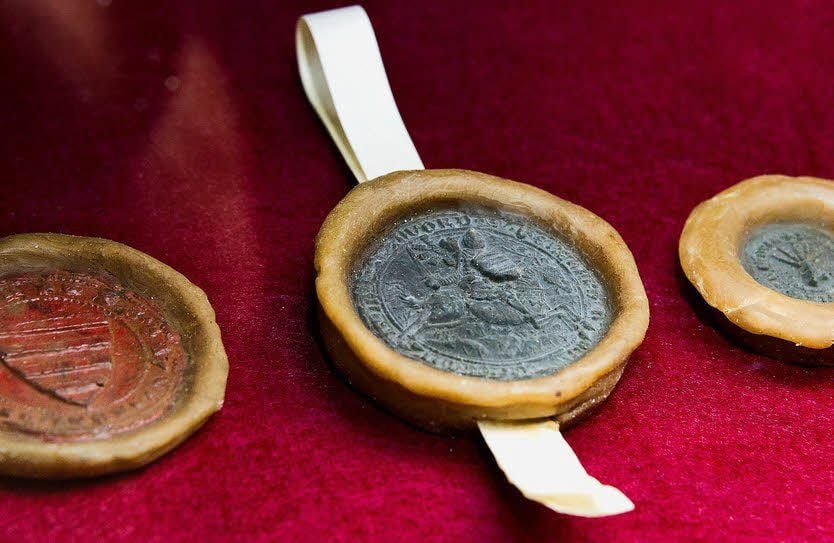 Mit Siegeln wurden auch im Mittelalter Urkunden bestätigt.