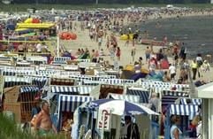 Badegäste an einem Strand an der Ostsee (Foto: dpa)
