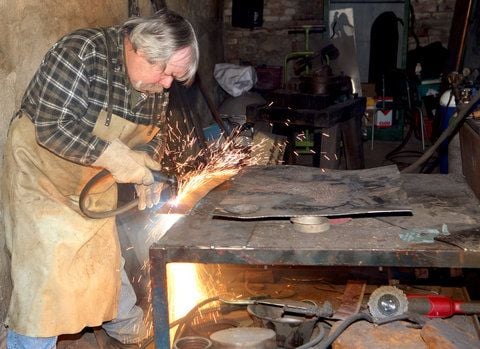 Der Künstler Joachim Matz steht in Tremmen (Brandenburg) in seiner Werkstatt und schweißt an einem Kunstwerk. (FOTO: DPA)