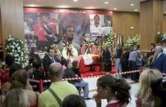 Hunderte nehmen während einer Andachtsfeier Abschied von Antonio Puerta. Der 22-jährige Sevilla-Profi starb an einem Herzinfarkt. (Foto: dpa)