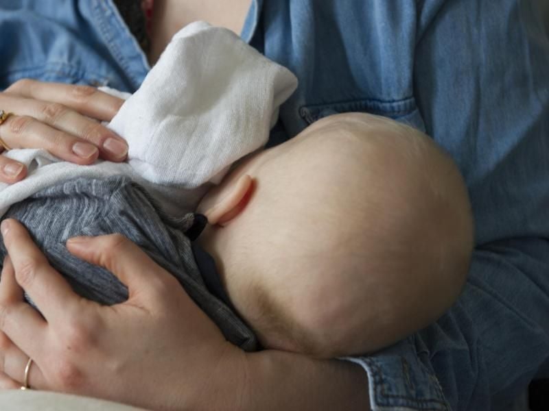 Muttermilch ist eine Vollernährung. Werden Babys gestillt, muss keine zusätzliche Flüssigkeit gegeben werden. Foto: Paul Zinken