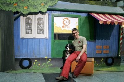 Der neue Moderator Guido Hammesfahr sitzt als Fritz Fuchs mit dem Berner Sennenhund «Keks» vor der Kulisse eines Bauwagens. Seit 30 Jahren bringt das TV-Magazin nun den Kindern Wissenswertes rund um Natur, Umwelt und Technik nahe. 25 Jahre lang prägte Peter Lustig die Sendung. FOTO: DPA)