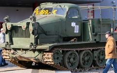 Händler und Privatleute werden den ganzen Tag über Autos, Bikes, Lkw, Traktoren, Baumaschinen, Militärfahrzeuge und Boote, beziehungsweise Teile davon sowie Zubehör feil halten. (Foto: dpa)
