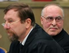 Der Holocaust-Leugner Ernst Zündel (r) sitzt am Donnerstag (09.02.2006) mit seinem Verteidiger Jürgen Rieger (l) auf der Anklagebank im Verhandlungssaal des Landgerichts von Mannheim. (Foto: dpa)