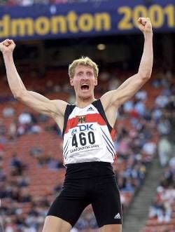 Das Archivbild vom 08.08.2001 zeigt den Weltmeister Martin Buß, der bei der Leichtathletik-WM in Edmonton ausgelassen jubelt. Hochspringer Buß muss die Latte ein halbes Jahr nach seinem Triumph wieder ganz tief legen. Der für Bayer Leverkusen startenden Berliner musste wegen eines Muskelfaserrisses die Hallensaison und die Deutschen Meisterschaften absagen. Düster sieht es auch mit Sponsoren aus für den zurückhaltenden Familienmenschen. dpa (zu dpa-KORR: "Hochsprung-Weltmeister Buß tief enttäuscht: Kaum Ehr', kein Sponsor" vom 13.02.2002)