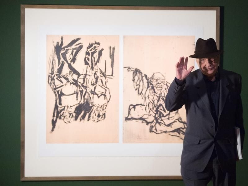 Georg Baselitz vor seinem Kunstwerk "Hokusai und ein Paar" in Dresden. Foto: Sebastian Kahnert