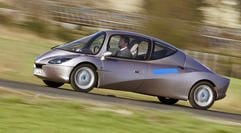Andreas Manthey, Leiter des Berliner Instituts für innovative Energie- und Antriebsenergien und mehrfacher Deutscher Energiesparmeister, fährt bei Neuruppin (Brandenburg) mit dem Energiesparauto «Jetcar» über eine Landstraße. (Foto: dpa)