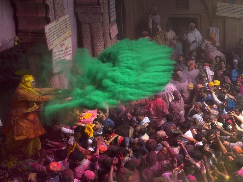 Farbe sei mit euch! In einem Tempel im indischen Vrindavan wirft ein Hindu-Prister farbiges Pulver auf Gläubige. Anlass ist das indische Frühlingsfest Holi - auch bekannt als Festival der Farben. Foto: Manish Swarup