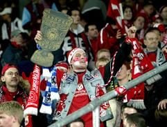DFB-Pokal 1. FC Kaiserslautern - SV Werder Bremen am Dienstagabend (04.03.2003) im Fritz Walter-Stadion Kaiserslautern. Ein Lauterer Fan bejubelt nach Spielende den 3:0-Sieg seiner Mannschaft. (Foto: dpa)