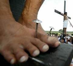Bei einem blutigen Karfreitagsritual haben sich auf den Philippinen 13 Menschen ans Kreuz schlagen lassen. (Foto: dpa)