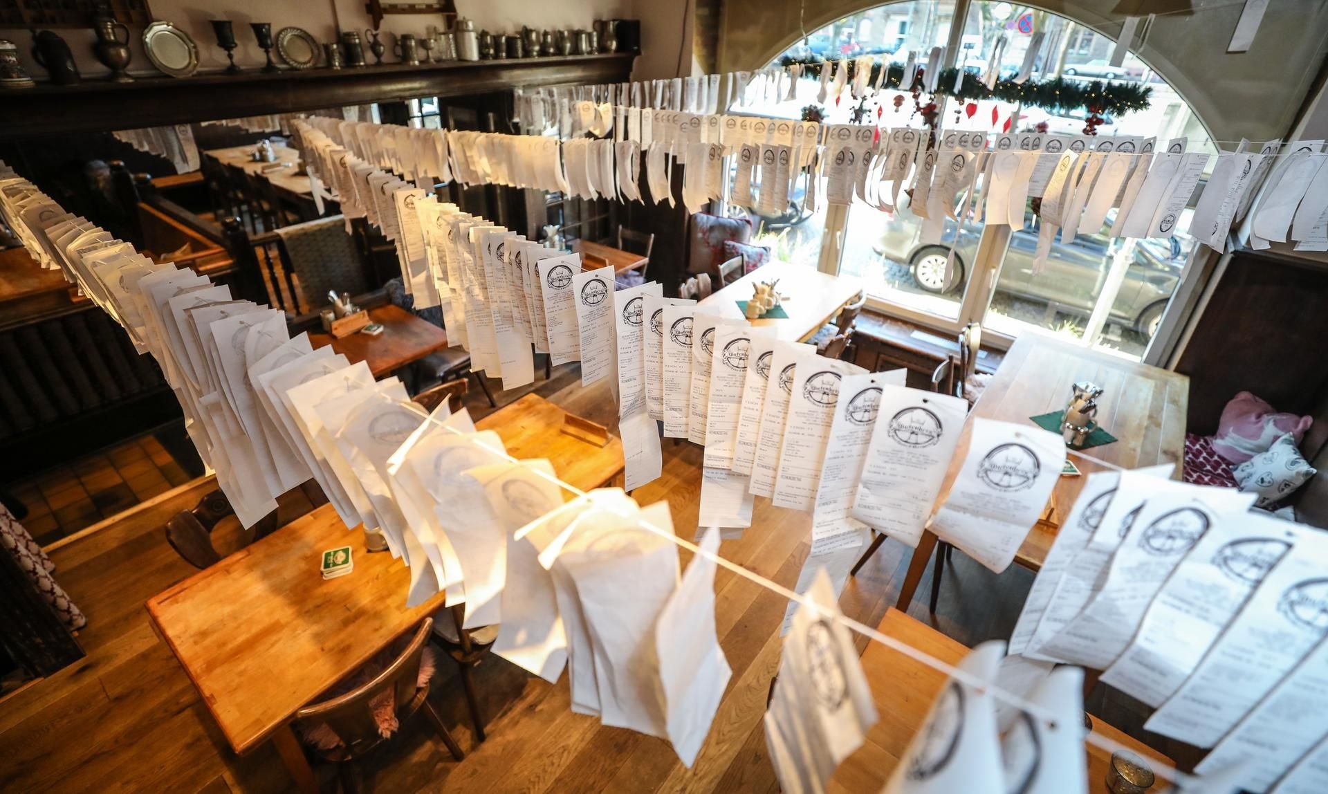 Aus Protest gegen die Bonpflicht hängen die Kassenzettel in diesem Restaurant an Wäscheleinen.
