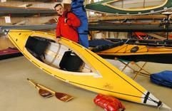 Ein neues Faltboot, das im verpackten Zustand mit einer Länge von 1,23 Metern in jeden Kofferraum verstaut werden kann, stellt am Mittwoch (10.03.2004) in der Poucher Boote GmbH (Landkreis Bittterfeld) der Mitarbeiter Stefan Nitschke vor. Der 4,20 Meter lange Zweisitzer wiegt nur 22 Kilogramm und kann in ein mitgeliefertes Rucksack-Set verstaut werden. Eine spezielle Kunststoffbespannung ermöglicht das problemlose Zusammenlegen im feuchten Zustand. (Foto: dpa)