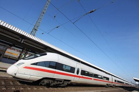 Ein ICE steht im Hauptbahnhof in Magdeburg (FOTO: DPA)