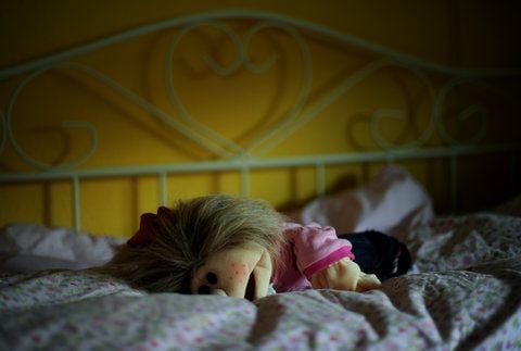 Eine Puppe liegt in einem Kinderzimmer auf dem Bett. (FOTO:DPA)