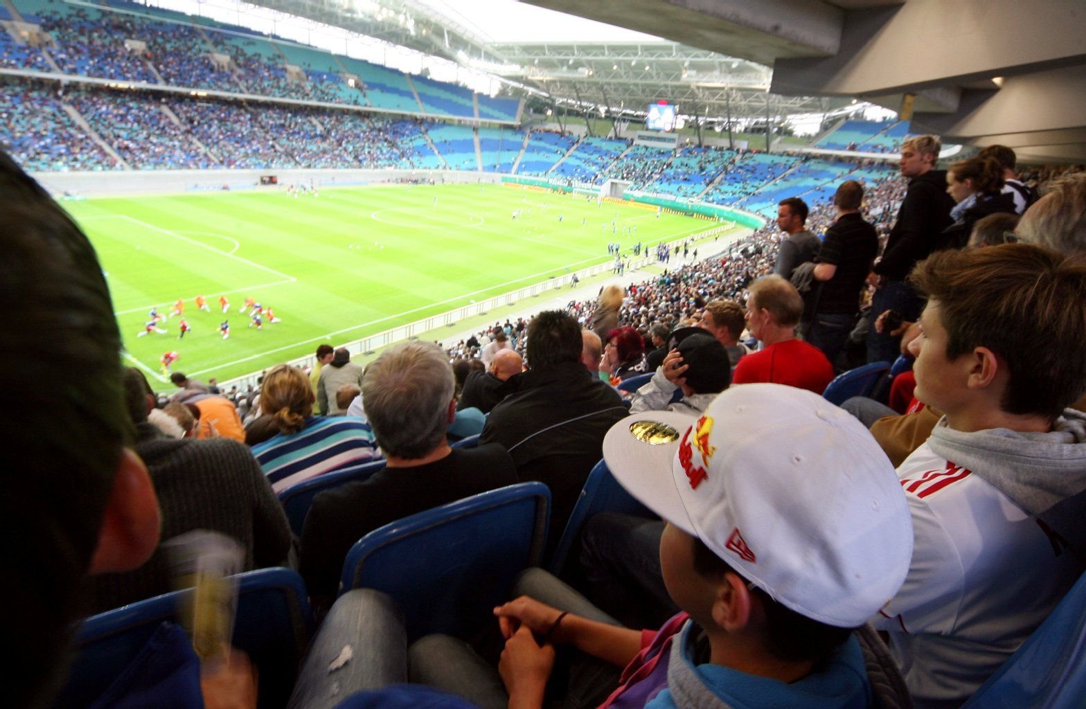 Fans des RB Leipzig verfolgen in der Red Bull Arena ein Spiel.