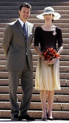 Kronprinz Frederik und Kronprinzessin Mary von Dänemark posieren am 7. März 2005 vor der Treppe der Oper in Sydney. Mary (33) und Frederik (36) erwarten ihr erstes Kind. (Foto: dpa)