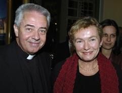 Pfarrer Christian Führer kommt am Mittwoch (22.09.2004) mit Bärbel Bohley zur Verleihung der «Goldenen Henne» in den Friedrichstadtpalst in Berlin. Beide erhalten den Medienpreis «Goldene Henne» der zum 10. Mal von «Super Illu», «Super TV» und MDR vergeben wird, für ihr Engagement in der Wendezeit. (Foto: dpa)