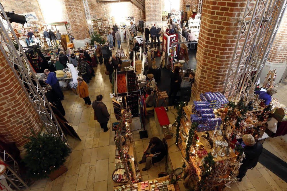 Auf dem Weihnachtsmarkt gibt es viele lokale Händler.