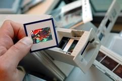 Dias oder Negative digitalisiert werden sollen, stoßen Flachbettscanner oft an ihre Grenzen. Dann kommen Filmscanner zum Einsatz, die Farb- und Helligkeitsabstufungen exakt wiedergeben können. (Foto: dpa)
