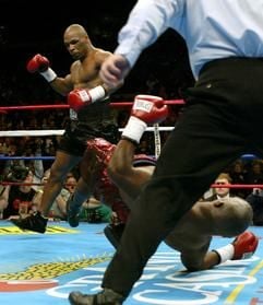 Mike Tyson (li) geht ein paar Schritte zurück nach dem er Clifford Etienne nach nur 49 Sekunden K.o. geschlagen hat. (Foto: dpa)